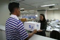 佐川グローバルロジスティクスは29日、国際宅配便「sgx」のサービスメニューを全面リニューアルし、国際メール便の取り扱いを始めると発表した。 佐川グローバルロジスティクスは29日、国際宅配便「sgx」のサービスメニューを全面リニューアルし、国際メール便の取り扱いを始めると発表した。