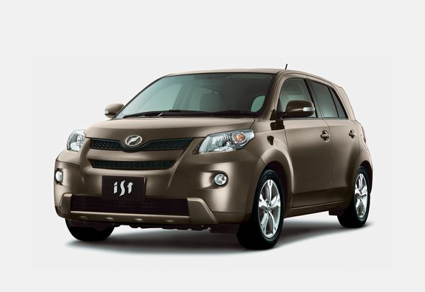 トヨタ自動車の「イスト」、150G 2WD (ブロンズマイカメタリック)＜オプション装着車＞（写真：トヨタ自動車　提供）
