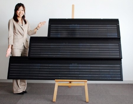 京セラが発売する屋根材一体型の太陽光発電システムの新製品「新型HEYBAN」のモジュール3タイプ（上から39W、50W、61W） （同社発表資料より）