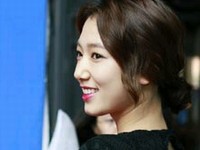 韓国女優パク・シネが26日に中国で盛大に開かれた「2011LETV映画＆ドラマ授賞式」でアジア人気スター賞を受賞するという栄誉に輝いた。
