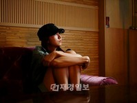 28日放送のドラマ「烏鵲橋の兄弟」第8話で、ユイが傷だらけの顔を見せた。華やかなスタイルを脱ぎ棄て、黒いキャップとカーキのトレンチコートで暗く重い空気を表現した。 28日放送のドラマ「烏鵲橋の兄弟」第8話で、ユイが傷だらけの顔を見せた。華やかなスタイルを脱ぎ棄て、黒いキャップとカーキのトレンチコートで暗く重い空気を表現した。