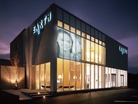 昭和フロントは30日、建築物の正面にLEDサインを組み込む「EcoLEDa」（エコレダ）を9月から発売すると発表した。写真はEcoLEDaの取り付け前と取り付け後のイメージ図。