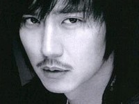 イ・ヒョンミン監督のドラマ「悪い男」が9月4日より「赤と黒」というタイトルでNHKを通じて放送される予定だ。強烈な映像と大胆な構成を誇るこのドラマは異例の編成を経て放送されるという。
