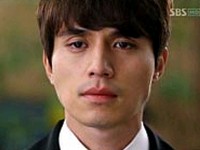 28日に放送された韓国SBSの週末ドラマ「女の香り」第12話では、ヨンジェ（キム・ソナ）とジウク（イ・ドンウク）は別れた後もお互いを忘れることができず辛い日々を送る姿が描かれた。