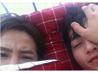 チャン・グンソクは27日、所属事務所の公式ツイッターに「誤解しないで下さい！僕は女性が好きです！でも、なんでジュンギ先輩が僕の隣に寝ているんだろう？チョコボール会の飲み会の翌日朝11時」というコメントとともに写真を掲載した。
