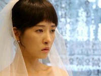 キム・ソナはこれまでドラマの中で、活動的だが洗練されたファッションスタイルを見せ、彼女が着たファッションは完売するほどの人気を博している。そんな彼女が今回マーメイドウェディングドレスを着て、話題となっている。