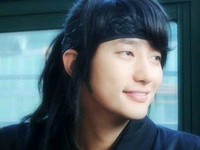 29日午後にパク・シフが自身のツイッターを通して、頭のてっぺんから足のつま先まで全てブラックに変身し、更に鋭くなったあごのラインとスリムになった体の魅力あふれる“ダーク・スンユ”姿を公開し、ファンの視線を集めた。