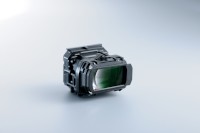 ソニーは31日、頭部に装着することで、映画館クラスの仮想ワイドスクリーンが目の前に広がり、2D/3DのHDコンテンツを楽しめるというヘッドマウントディスプレイ 「Personal 3D Viewer HMZ-T1」を11月11日に発売すると発表した。写真は同製品に搭載されている光学レンズ(提供:ソニー) ソニーは31日、頭部に装着することで、映画館クラスの仮想ワイドスクリーンが目の前に広がり、2D/3DのHDコンテンツを楽しめるというヘッドマウントディスプレイ 「Personal 3D Viewer HMZ-T1」を11月11日に発売すると発表した。写真は同製品に搭載されている光学レンズ(提供:ソニー)