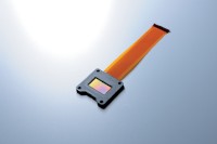 ソニーは31日、頭部に装着することで、映画館クラスの仮想ワイドスクリーンが目の前に広がり、2D/3DのHDコンテンツを楽しめるというヘッドマウントディスプレイ 「Personal 3D Viewer HMZ-T1」を11月11日に発売すると発表した。写真は同製品に搭載されている0.7型(対角18.0mm)超小型高精細カラー有機ELディスプレイ(提供:ソニー) ソニーは31日、頭部に装着することで、映画館クラスの仮想ワイドスクリーンが目の前に広がり、2D/3DのHDコンテンツを楽しめるというヘッドマウントディスプレイ 「Personal 3D Viewer HMZ-T1」を11月11日に発売すると発表した。写真は同製品に搭載されている0.7型(対角18.0mm)超小型高精細カラー有機ELディスプレイ(提供:ソニー)