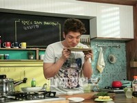 韓国の男性歌手グループ「2AM」メンバー、チャンミンが理想のタイプに女優のチョ・ヨジョンを挙げて、話題となった。