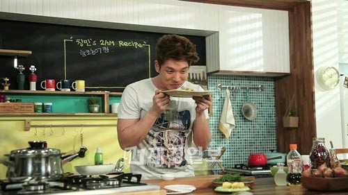 韓国の男性歌手グループ「2AM」メンバー、チャンミンが理想のタイプに女優のチョ・ヨジョンを挙げて、話題となった。