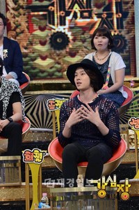 韓国男性アイドルグループ「SUPER JUNIOR」(スーパージュニア）のメンバー、キム・ヒチョルの軍入隊を控え、メンバーたちが涙を見せた。
