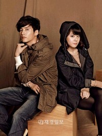 韓国のカジュアルブランド「BASIC HOUSE(ベーシックハウス)」が俳優ウォンビンと女優ムン・グニョンをモデルに起用した秋のファッショングラビアを公開し、フィールドジャンパーで完成するカジュアルファッションを提案した。