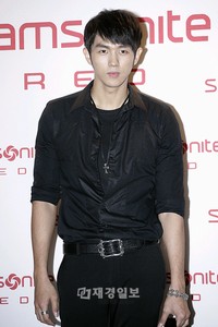 「サムソナイト・レッド2011FW新製品」のトリックアートプレゼンテーションが、30日午後ソウル論峴洞のINTERWIRED展示場で開催された。イベントには女優パク・ハンビョルと男性アイドルグループ「2AM」のイム・スロンが参加し、会場に輝きを放っていた。
