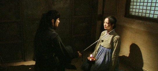 韓国KBSドラマ「姫の男」のキム・スンユ（パク・シフ）がセリョンに刀を向ける姿が公開された。「あなたの手で殺される日を待っている」と言ったセリョン（ムン・チェウォン）にその日がやって来たのだろうか。