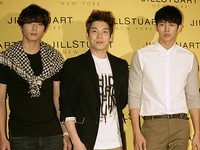 1日午後、ニューヨークのブランド「JILL STUART（ジルスチュアート）」の2011秋冬ランチングファッションショーがソウル淸潭洞にあるクラブ「ELLUI」で開催され、YOGA講師ジェシカ、俳優チョン・ギョウン、ノ・ミヌ、歌手SEVEN、アイドルグループ「2AM」のチョン・ジンウン、チャンミン、イム・スルオンらが参加した。