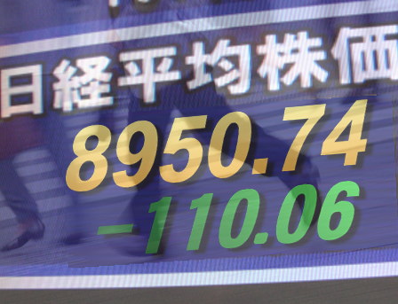 ２日後場の東京株式市場は、軟調なまま模様ながめ。米国の金融緩和期待が製造業景況感指数の発表を受けて後退したため、今夜のＮＹ株式の動向が気がかりの様子で、香港・上海株式の下落も手控え感を助長した。