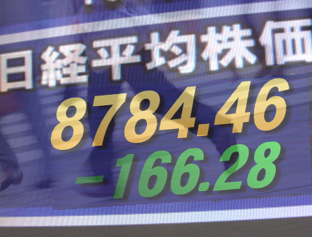 ５日後場の東京株式市場は、引き続き下値もみあい。円が対ユーロで１０８円台に入ったまま高止まり傾向を続け、今夜のＮＹ市場はレーバーデー休場のため模様眺め気分が強く、トヨタ自動車は売買代金１位ながら安値更新のまま軟調。
