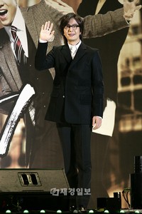 韓国大手ガソリンスタンドSKエナジーが今年9月から、4年ぶりとなるガソリンスタンドの広告キャンペーンのメインモデルに韓流トップスターであるペ・ヨンジュンを抜擢した。