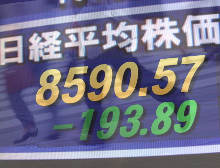 ６日後場の東京株式市場は、全般に一段ジリ安。ユーロ安・円高が一段進み、米国の夜間取引で株価指数先物の一段安も伝えられ、三菱ＵＦＪフィナンシャル・グループ＜８３０６＞（東１）などが一段安。