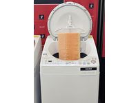 「ハンガーリフレッシュ」(消臭実演)<ES-TX810>(写真:シャープ 提供)
「ハンガーリフレッシュ」(消臭実演)<ES-TX810>(写真:シャープ 提供)