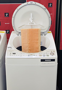 「ハンガーリフレッシュ」（消臭実演）＜ES-TX810＞（写真：シャープ　提供）
