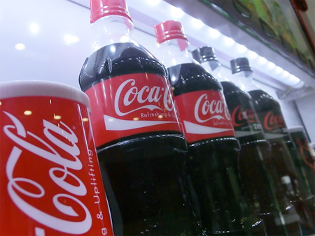 LED照明を使用したコカ･コーラ自動販売機（写真：日本コカ・コーラ　提供）
