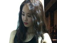 韓国女優イ・ダヘは6日午前、自身のツイッターで「CM撮影現場の控室で何が起こったんでしょう？」というコメントとともに写真を掲載した。

