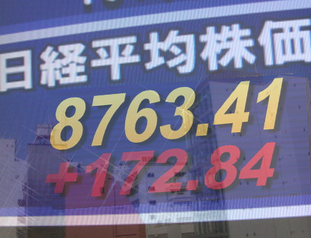 ７日後場の東京株式市場は、一段ジリ高基調で急反発の幅を拡大。香港・上海株の急反発が伝えられて買い安心感が増し、自動車株などには上げ一服に転じる銘柄があったものの、代わってグリー＜３６３２＞（東１）などの内需好業績株が一段ジリ高。