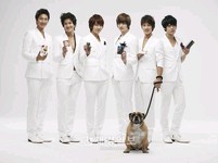 韓国の男性6人組アイドルグループ「超新星」が、韓国の化粧品会社「タレント・コスメティック」(代表取締役カン・ソンジン)と1年約5億ウォンで専属モデル契約を結び、撮影を行った。