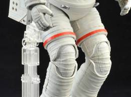 国際宇宙ステーションで活躍する「船外活動用宇宙服」をプラモデルで再現したバンダイの「1/10 ISS船外活動用宇宙服」