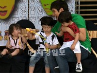 韓国SBS E!TV「芸能完全制服記」で、お盆特集として男性アイドルグループ「2PM」のスペシャル・ハイライトが放送される。