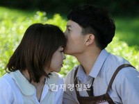 7日に放送される韓国SBSの水木ドラマ「ボスを守れ」で、チソンとチェ・ガンヒのキュートな“額にキス”シーンが公開される。これは8月17日に放送された突発的キスと8月26日の階段キスに続いて三回目のキスになる。