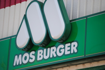 モスフード＜８１５３＞（東１）は９日の後場も強調相場を続け、前場の高値１５８０円（５円高）に顔合わせしながら連日の高値更新相場。