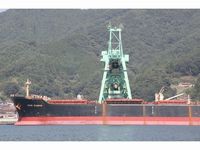 石炭の揚陸状況（写真提供：新日本製鉄）