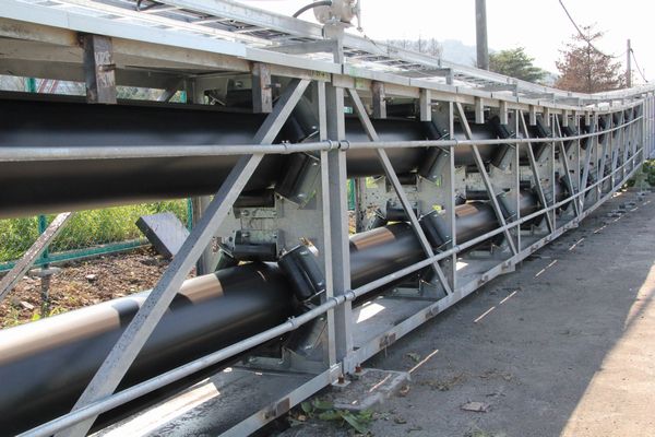 パイプコンベアでの輸送状況（写真提供：新日本製鉄）