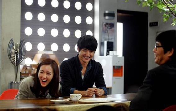 MBC水木ドラマ「負けてたまるか」の撮影現場が俳優ソン・ドンイルの円熟したコミカル演技で大いに賑わうという。