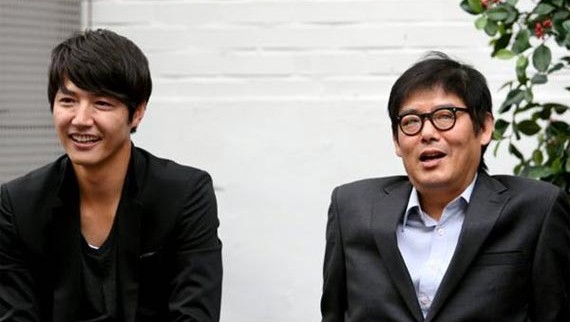 MBC水木ドラマ「負けてたまるか」の撮影現場が俳優ソン・ドンイルの円熟したコミカル演技で大いに賑わうという。