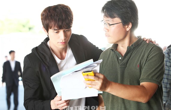 SBS週末ドラマ「女の香り」でカン本部長を演じるイ・ドンウクは、演出のパク・ヒョンギ監督と台本を見ながら議論を重ね、相手役のキム・ソナと撮影の合間に意見交換をするなどカン・ジウクを熱演するため全ての力を注ぐ姿を見せた。