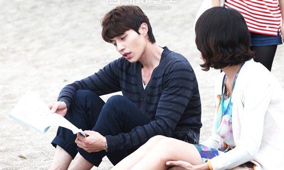 SBS週末ドラマ「女の香り」でカン本部長を演じるイ・ドンウクは、演出のパク・ヒョンギ監督と台本を見ながら議論を重ね、相手役のキム・ソナと撮影の合間に意見交換をするなどカン・ジウクを熱演するため全ての力を注ぐ姿を見せた。