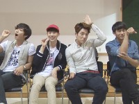 BHCチキンの専属モデルを務める2AMのメンバーは7日、京畿道（キョンギド）安養市（アンヤン）内の社会福祉法人を訪れた。このイベントの模様がK-STAR news」の9日放送で公開された。