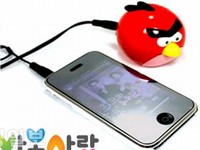 全世界で累積ダウンロード2億回を突破し、スマートフォンゲーム部門で1位になった「アングリーバード(Angry Birds)」に登場する鳥と豚のキャラクターがでぬいぐるみやスピーカーなど様々な商品として登場し、注目を浴びている。