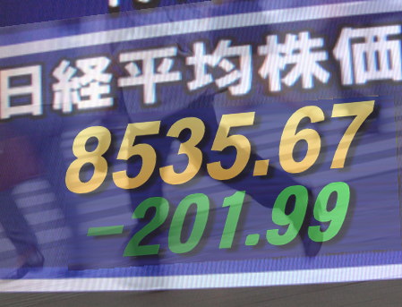 １２日後場の東京株式市場は、前場に続きすべての業種別指数が値下がりしたまま底練り商状。ユーロ安・円高が東京市場で一時１０４円トビ台まで進み、夕方から欧・米と続く市場で１０４円突破の懸念が出た。
