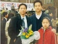 韓国の歌手イ・スンギの卒業式の写真が公開され、話題だ。