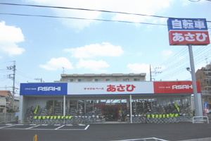 自転車小売りの大手あさひ＜３３３３＞（東１）は１３日、急反発となって上値を試す相場となり、一時１８２０円（９２円高）と３日ぶりに高値を更新。昨日発表の業績予想の増額修正が好感されている。上げ一巡後は１７５７円（２９円高）前後。
