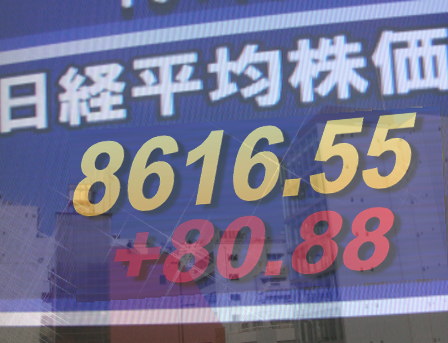 １３日後場の東京株式市場は、全般上値を追い堅調。円相場は再び強含む場面があったものの、年金信託などの機関投資家による主力銘柄への買い観測が伝わり、自動車株や電機・精密、半導体関連株などの戻りが活発化。