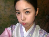 韓国ドラマ「階伯」(ケベク)出演の女優ハン・ジウが、秋夕(チュソク:陰暦8月15日)に韓服姿ですました表情の自分撮り写真を公開した。 韓国ドラマ「階伯」(ケベク)出演の女優ハン・ジウが、秋夕(チュソク:陰暦8月15日)に韓服姿ですました表情の自分撮り写真を公開した。