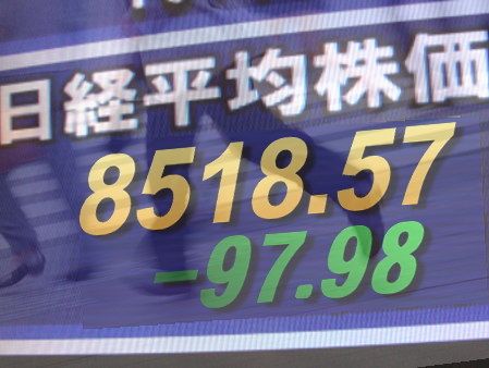 １４日後場の東京株式市場は、全般軟調。ギリシャ・仏・独の首相・大統領が欧州時間の１４日夕方（日本時間の１５日未明）に電話会談を行なうとロイター通信の報道として伝えられ、ギリシャの債務問題の深刻化やユーロ安・円高の進行を警戒する雰囲気。