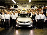 新型カムリ　ラインオフ式（写真提供：富士重工業）
