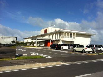 国際航業ホールディングス＜９２３４＞（東１）傘下の国際航業株式会社は、「Ｇ空間社会」の本格到来に向け、空間情報コンサルティング事業でのデータ作成システムを強化するために、このたび、同社子会社の琉球国際航業株式会社内に、空間情報の生産拠点となる「琉球国際航業データセンター（ＤＣ）」を新設した。